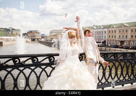 Braut und Bräutigam posieren auf dem Luschkow Brücke, Hochzeit Brücke oder Brücke Küsse über die Moskwa, Moskau, Russland Stockfoto