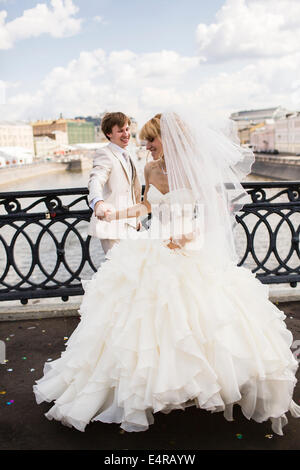 Braut und Bräutigam posieren auf dem Luschkow Brücke, Hochzeit Brücke oder Brücke Küsse über die Moskwa, Moskau, Russland Stockfoto