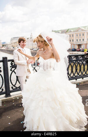 Braut und Bräutigam posieren auf dem Luschkow Brücke, Hochzeit Brücke oder Brücke Küsse über die Moskwa, Moskau, Russland Stockfoto