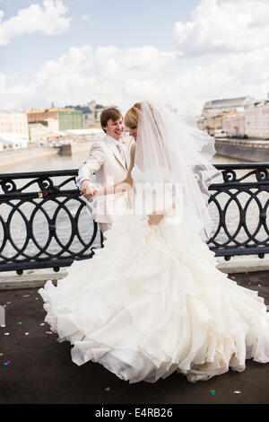 Braut und Bräutigam posieren auf dem Luschkow Brücke, Hochzeit Brücke oder Brücke Küsse über die Moskwa, Moskau, Russland Stockfoto