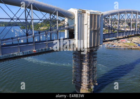 Fluß Tamar Brücken - Royal Albert Eisenbahnbrücke und Tamar Brücke Cornwall England UK GB Stockfoto