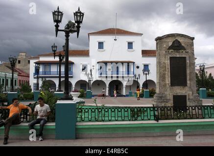 Parque Cespedes seit mehr als 500 Jahren ist der Central Park in Santiago De Cuba, Kuba, 11. April 2014 gewesen. Das Rathaus ist im Hintergrund mit dem historischen Balkon gesehen aus denen Fidel Castro den Sieg der Revolution am 1. Januar 1959 bekannt. Foto: Peter Zimmermann - kein Draht-Dienst- Stockfoto