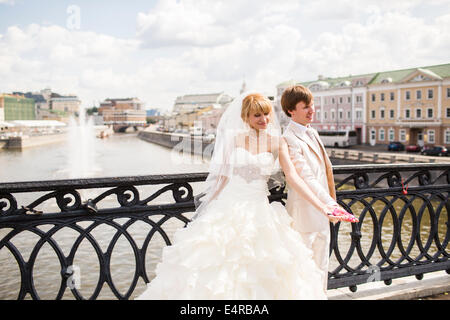 Braut und Bräutigam posieren auf dem Luschkow Brücke, Hochzeit Brücke oder Brücke Küsse über die Moskwa, Moskau, Russland Stockfoto