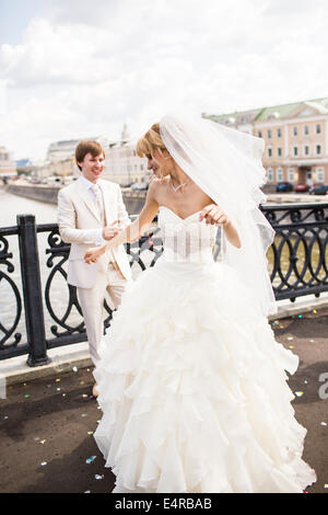 Braut und Bräutigam posieren auf dem Luschkow Brücke, Hochzeit Brücke oder Brücke Küsse über die Moskwa, Moskau, Russland Stockfoto