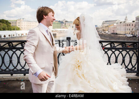 Braut und Bräutigam posieren auf dem Luschkow Brücke, Hochzeit Brücke oder Brücke Küsse über die Moskwa, Moskau, Russland Stockfoto