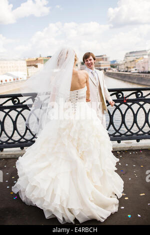 Braut und Bräutigam posieren auf dem Luschkow Brücke, Hochzeit Brücke oder Brücke Küsse über die Moskwa, Moskau, Russland Stockfoto