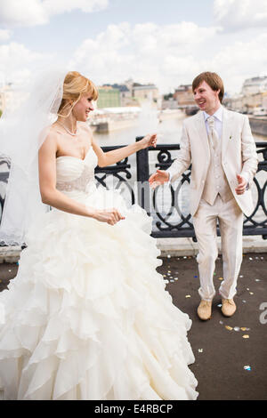 Braut und Bräutigam posieren auf dem Luschkow Brücke, Hochzeit Brücke oder Brücke Küsse über die Moskwa, Moskau, Russland Stockfoto