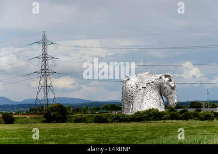 Die Kelpies, 30 Meter hohe Sculpture von Clydesdale Pferdeköpfe an The Helix, in der Nähe von Falkirk in Zentral-Schottland. Stockfoto