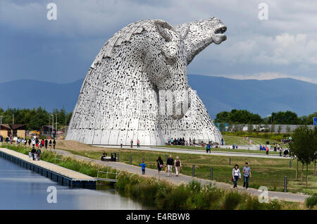 Die Kelpies, 30 Meter hohe Sculpture von Clydesdale Pferdeköpfe an The Helix, in der Nähe von Falkirk in Zentral-Schottland. Stockfoto