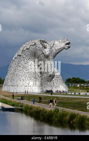 Die Kelpies, 30 Meter hohe Sculpture von Clydesdale Pferdeköpfe an The Helix, in der Nähe von Falkirk in Zentral-Schottland. Stockfoto