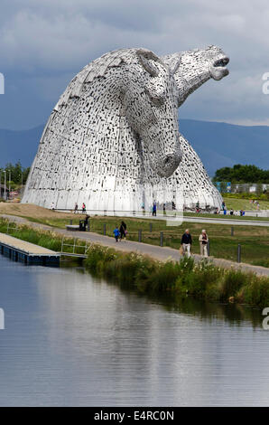 Die Kelpies, 30 Meter hohe Sculpture von Clydesdale Pferdeköpfe an The Helix, in der Nähe von Falkirk in Zentral-Schottland. Stockfoto