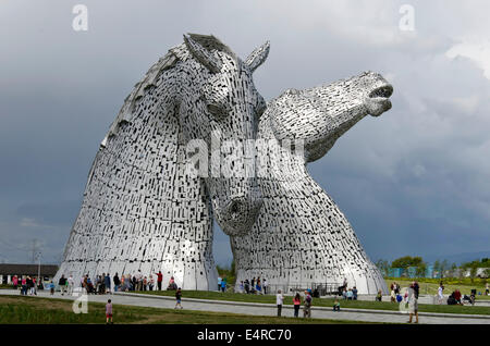 Die Kelpies, 30 Meter hohe Sculpture von Clydesdale Pferdeköpfe an The Helix, in der Nähe von Falkirk in Zentral-Schottland. Stockfoto