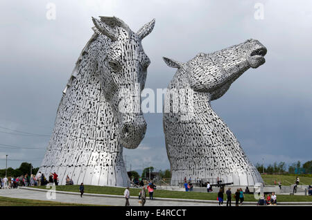 Die Kelpies, 30 Meter hohe Sculpture von Clydesdale Pferdeköpfe an The Helix, in der Nähe von Falkirk in Zentral-Schottland. Stockfoto