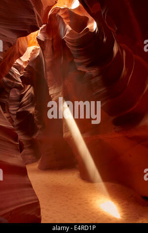 Welle von Licht und erodierte Sandsteinformationen im Upper Antelope Canyon in der Nähe von Page, Navajo Nation, Arizona, USA Stockfoto