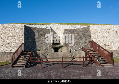 Dieses Gebäude ist UNESCO Weltkulturerbe. Newgrange ist über 5000 Jahre alt. County Meath, Irland, es liegt in den meisten fa Stockfoto