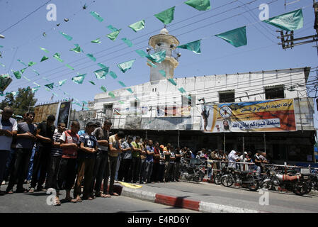 Gaza, Gazastreifen, Palästinensische Gebiete. 16. Juli 2014. Palästinenser beten während der Beerdigung in Rafah, südlichen Gazastreifen am 16. Juli 2014. Nach einem israelischen Militärschlag. Israel forderte 100.000 Menschen auf der Flucht am Mittwoch, aber die Warnung trotz einer Intensivierung der neun-Tage-Kampagne das Militär weitgehend ignoriert wurde, nachdem Hamas eine Waffenruhe Anstrengung brüskiert. Bildnachweis: Abed Rahim Khatib/NurPhoto/ZUMA Draht/Alamy Live News Stockfoto