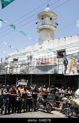 Gaza, Gazastreifen, Palästinensische Gebiete. 16. Juli 2014. Palästinenser beten während der Beerdigung in Rafah, südlichen Gazastreifen am 16. Juli 2014. Nach einem israelischen Militärschlag. Israel forderte 100.000 Menschen auf der Flucht am Mittwoch, aber die Warnung trotz einer Intensivierung der neun-Tage-Kampagne das Militär weitgehend ignoriert wurde, nachdem Hamas eine Waffenruhe Anstrengung brüskiert. Bildnachweis: Abed Rahim Khatib/NurPhoto/ZUMA Draht/Alamy Live News Stockfoto