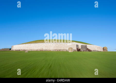 Dieses Gebäude ist UNESCO Weltkulturerbe. Newgrange ist über 5000 Jahre alt. County Meath, Irland, es liegt in den meisten fa Stockfoto