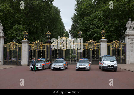 Polizeiautos Parken außerhalb Green Park London Stockfoto