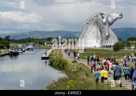 Die Kelpies, 30 Meter hohe Sculpture von Clydesdale Pferdeköpfe an The Helix, in der Nähe von Falkirk in Zentral-Schottland. Stockfoto