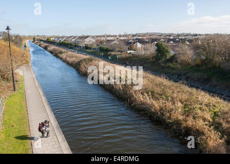 junger Mann fotografiert am Ufer des Flusses Stockfoto