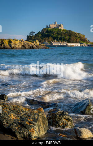 Flut Wellen unterhalb der Gezeiten Insel von St. Michaels Mount, Marazion, Cornwall, England Stockfoto