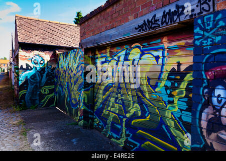 Graffiti auf Garagentore in eine Anliegerstraße Abington Northampton. Stockfoto