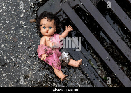 Misshandlung von Kindern als symbolische Foto. Kindesmissbrauch und macht in der Familie, Misshandlung von Kindern als Symbolfoto. Art Stockfoto