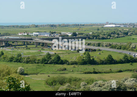 Blick über Shoreham Flughafen und der A27 Überführung Kreuzung. West Sussex. England Stockfoto