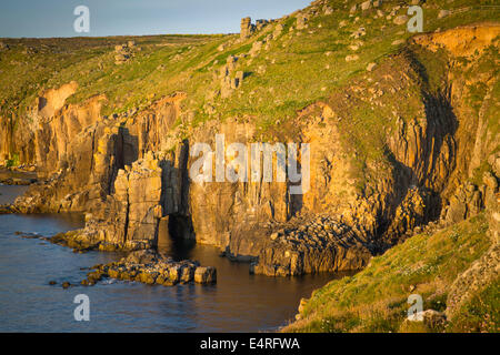 Sonnenuntergang über den Klippen in der Nähe von Lands End, Cornwall, England Stockfoto