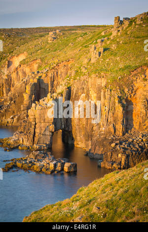 Sonnenuntergang über den Klippen in der Nähe von Lands End, Cornwall, England Stockfoto