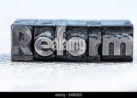 "Das Wort '' Reform'' in Briefen von Blei geschrieben. Symbolische Foto für die schnelle Korrespondenz ", Das Wort"Reform"in Bleibuchstaben Stockfoto