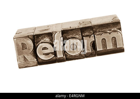 "Das Wort '' Reform'' in Briefen von Blei geschrieben. Symbolische Foto für die schnelle Korrespondenz ", Das Wort"Reform"in Bleibuchstaben Stockfoto