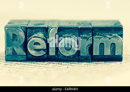 "Das Wort '' Reform'' in Briefen von Blei geschrieben. Symbolische Foto für die schnelle Korrespondenz ", Das Wort"Reform"in Bleibuchstaben Stockfoto