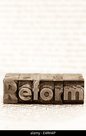 "Das Wort '' Reform'' in Briefen von Blei geschrieben. Symbolische Foto für die schnelle Korrespondenz ", Das Wort"Reform"in Bleibuchstaben Stockfoto