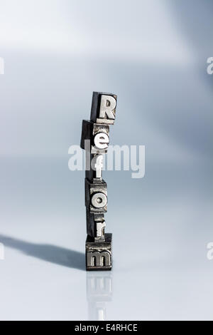 "Das Wort '' Reform'' in Briefen von Blei geschrieben. Symbolische Foto für die schnelle Korrespondenz ", Das Wort"Reform"in Bleibuchstaben Stockfoto