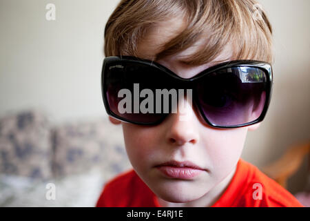 Ein sechsjähriger Junge lustige übergroße dunkle Sonnenbrille Stockfoto