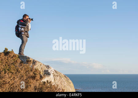 Photogragpher Backpacker auf der Klippe Stockfoto