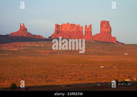 Späten Licht auf König auf seinem Thron, Stagecoach, Bär und Hase, und das Schloss Felsformationen, Monument Valley Navajo Nation, Stockfoto