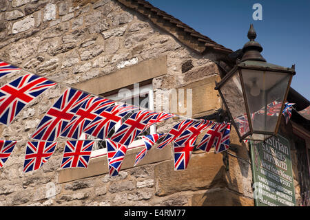 UK, Derbyshire, Peak District, Bakewell, Water Street, Tiroler Stüberl österreichischen Coffee-Shop, union Jack Ammer Stockfoto