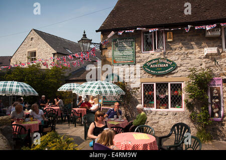 UK, Derbyshire, Peak District, Bakewell, Water Street, Tiroler Stüberl österreichischen Coffee-Shop, al Fresco diners Stockfoto