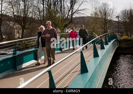 UK, Derbyshire, Peak District, Bakewell, Besucher River Wye Fußgängerbrücke überqueren Stockfoto