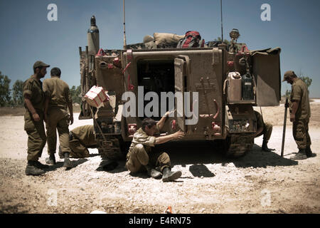 Gaza-Grenze. 16. Juli 2014. Israelische Soldaten befestigen einen Bulldozer in der Nähe der Grenze mit Gaza-Streifen. Die Operation "Fels in der Brandung" noch weiter, nachdem die Hamas die Waffenruhe mit Israel abgelehnt. Bildnachweis: Pazifische Presse/Alamy Live-Nachrichten Stockfoto