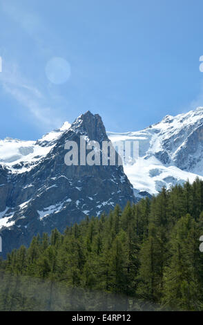 Schneebedeckte Alpine Berggipfel Tops über große Wälder von Kiefern in Frankreich Stockfoto