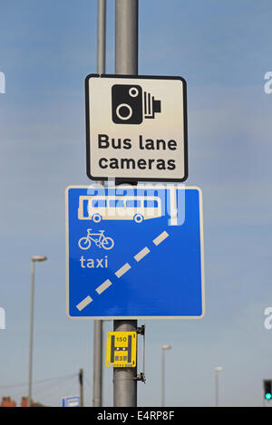 Warnsignal für Kameras im Bus Lane Großbritannien Stockfoto