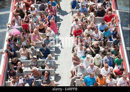 Themse, central London, UK. 16. Juli 2014. London sonnt sich in der Sonne, die meisten der heute als die Hitzewelle Bedingungen und langer Sonnenscheindauer in Teilen von England und Wales an diesem Wochenende mit Temperaturen wahrscheinlich sind zu 32 C. treffen fegen Im Bild: Touristen genießen Sportboote auf der Themse im Zentrum von London. Bildnachweis: Lee Thomas/Alamy Live-Nachrichten Stockfoto