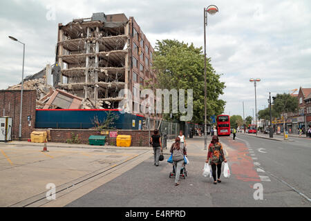 Hounslow, London, UK. 16. Juli 2014. Hounslow House, einem teilweise eingestürzten Bürogebäude in Hounslow, West-London, UK. Bildnachweis: Maurice Savage/Alamy Live-Nachrichten Stockfoto