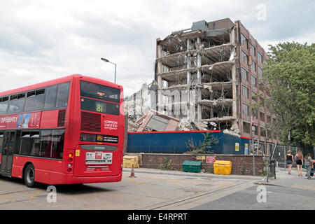 Hounslow, London, UK. 16. Juli 2014. Hounslow House, einem teilweise eingestürzten Bürogebäude in Hounslow, West-London, UK. Bildnachweis: Maurice Savage/Alamy Live-Nachrichten Stockfoto