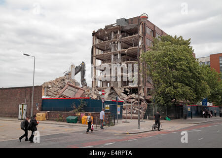 Hounslow, London, UK. 16. Juli 2014. Hounslow House, einem teilweise eingestürzten Bürogebäude in Hounslow, West-London, UK. Bildnachweis: Maurice Savage/Alamy Live-Nachrichten Stockfoto