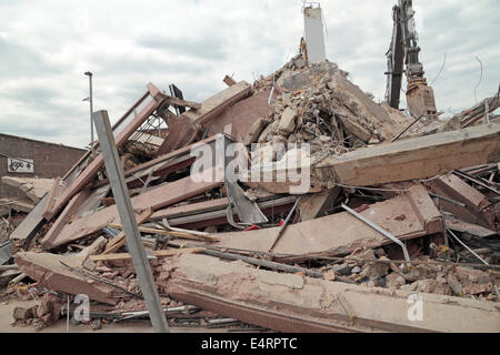 Hounslow, London, UK. 16. Juli 2014. Hounslow House, einem teilweise eingestürzten Bürogebäude in Hounslow, West-London, UK. Bildnachweis: Maurice Savage/Alamy Live-Nachrichten Stockfoto